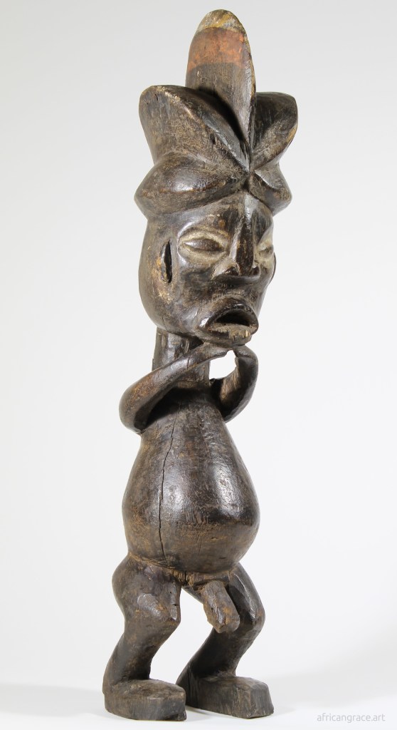 Hungaan Hungana mukisi male figure right front view