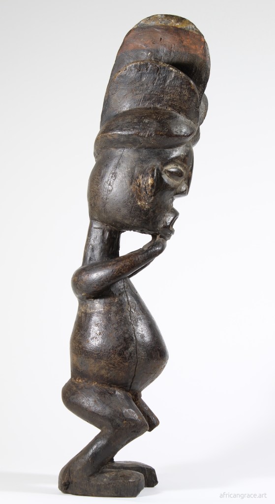 Hungaan Hungana mukisi male figure right side view