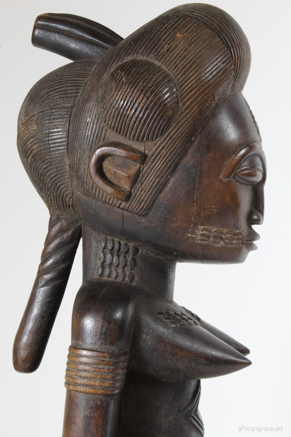 Baule amuin bla female power figure right bust view