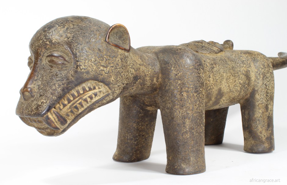 Baule leopard amuin figure left side 45 degree