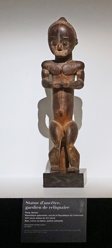 Barbier Mueller Ntumu byeri as displayed at Musee du Quai Branley